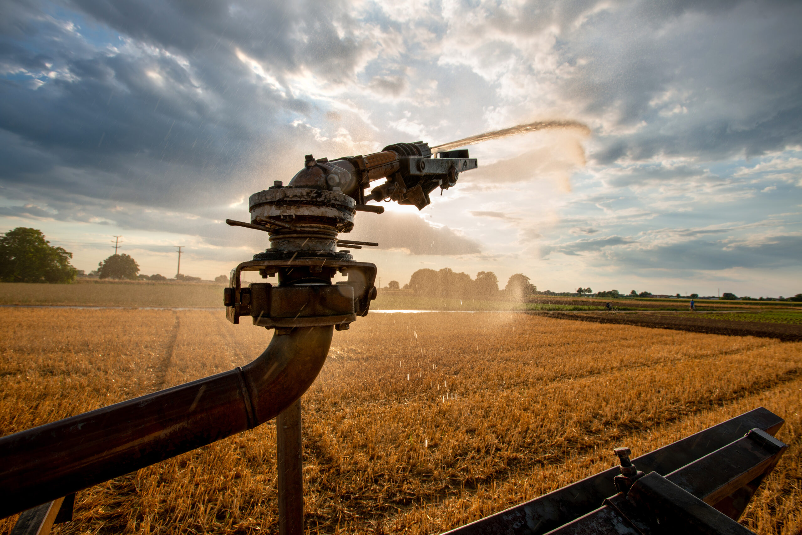 Secteur d'activité : l’automatisation industrielle Les moteurs distribués par SMH sont utilisés pour : les ouvertures de portes automatique, les vannes motorisées, les pompes, les rôtissoires professionnelles, les produits de nettoyage et de couverture de piscine, les orientations de jets d’arrosage des cultures et pour tous les mouvements possibles, la soudure, les ascenseurs… Machine d'rrigation artificielle en agriculture, approvisionnement en eau des terres cultivées sur un champ de blés coupés, en été, avec des couleurs chaudes et des nuages dans un ciel bleu